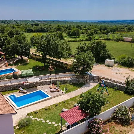 Cozy In With Outdoor Swimming Pool Vodnjan