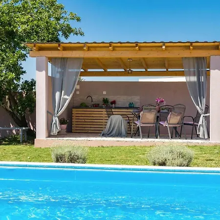 Cozy In With Outdoor Swimming Pool Holiday home