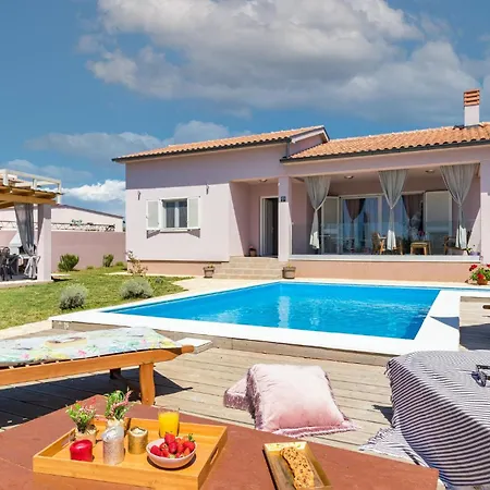 Cozy In With Outdoor Swimming Pool Holiday home Vodnjan