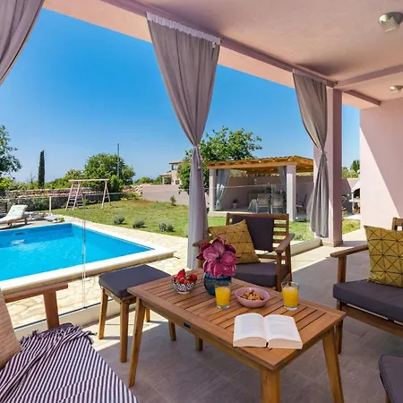 Cozy In With Outdoor Swimming Pool Holiday home *