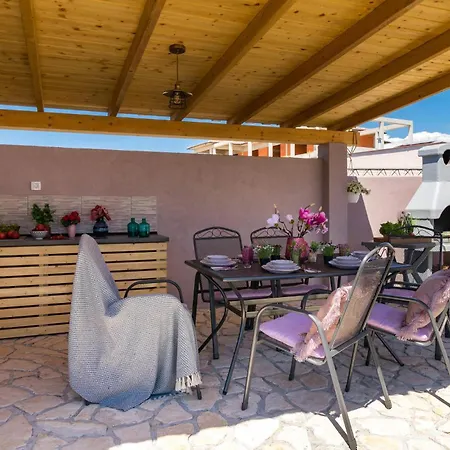 Cozy In With Outdoor Swimming Pool Vodnjan