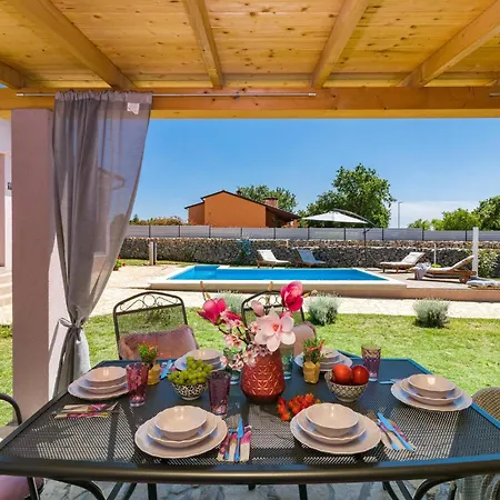 Cozy In With Outdoor Swimming Pool *
