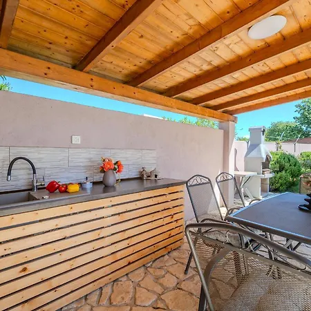 Cozy In With Outdoor Swimming Pool Holiday home