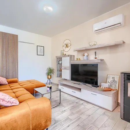 Cozy In With Outdoor Swimming Pool Holiday home Vodnjan