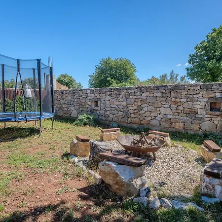 Cozy In With Outdoor Swimming Pool Vodnjan