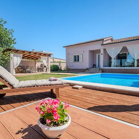 Cozy In With Outdoor Swimming Pool * Vodnjan