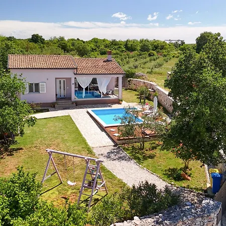 Cozy In With Outdoor Swimming Pool Holiday home *
