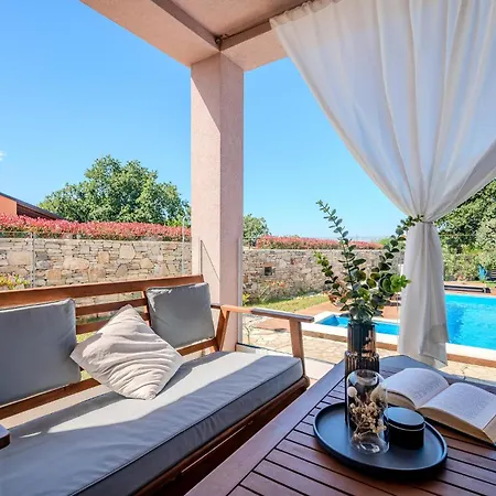 Cozy In With Outdoor Swimming Pool Holiday home