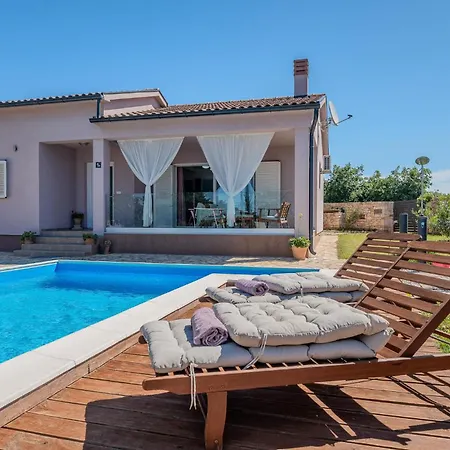 Holiday home Cozy In With Outdoor Swimming Pool