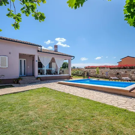 Cozy In With Outdoor Swimming Pool Holiday home *