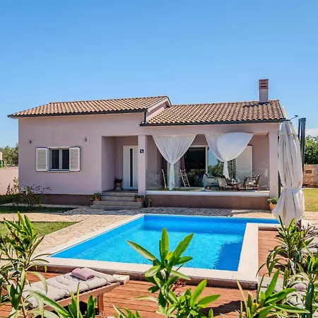 Cozy In With Outdoor Swimming Pool * Vodnjan