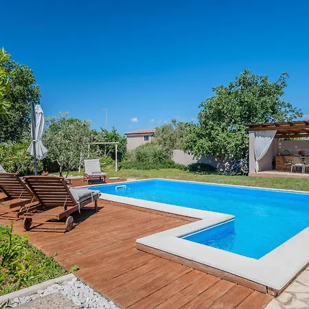 Cozy In With Outdoor Swimming Pool Holiday home
