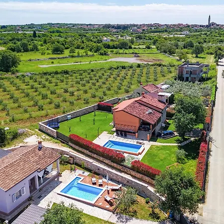 Holiday home Cozy In With Outdoor Swimming Pool