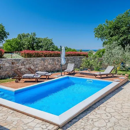 Cozy In With Outdoor Swimming Pool Holiday home *